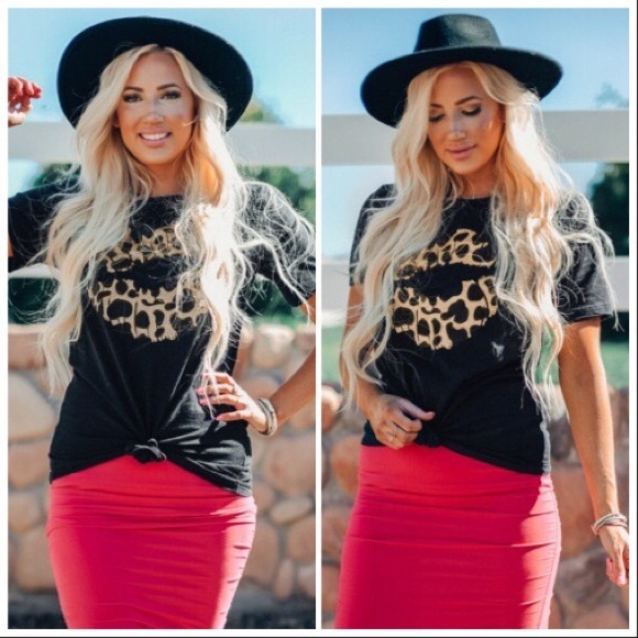 Tops - NEW‼️Black Vintage Kiss Leopard Lip- top tee